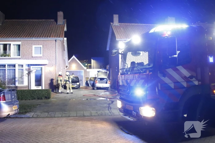 Geparkeerde auto naast woning brandt uit