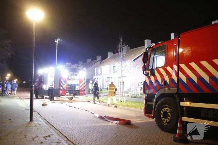 Geparkeerde auto naast woning brandt uit