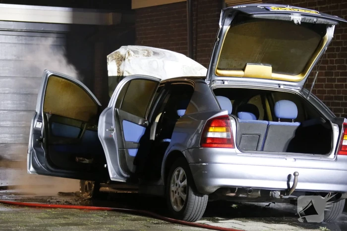 Geparkeerde auto naast woning brandt uit