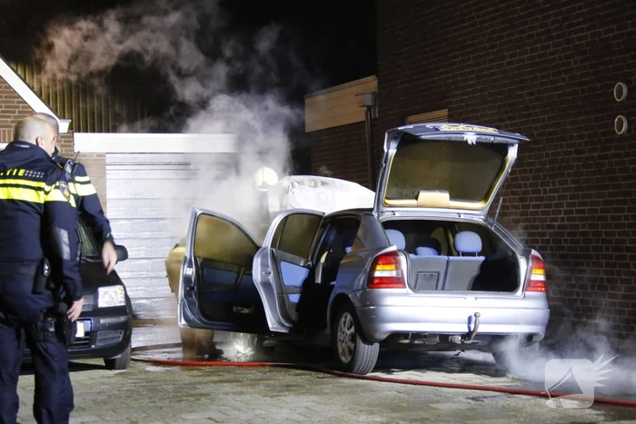 Geparkeerde auto naast woning brandt uit