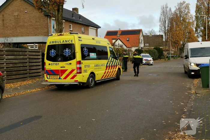 Fietser en personenauto met elkaar in botsing