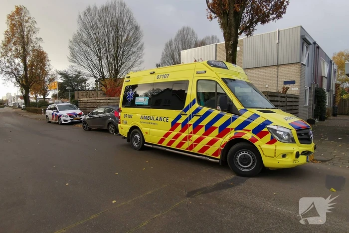 Fietser en personenauto met elkaar in botsing