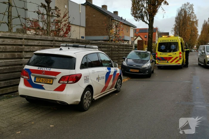 Fietser en personenauto met elkaar in botsing