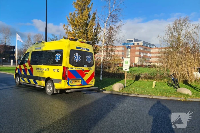 Auto belandt in bosschage na aanrijding