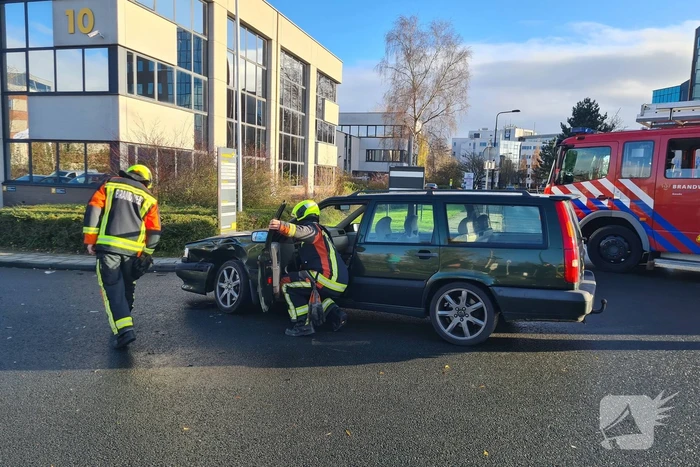 Auto belandt in bosschage na aanrijding
