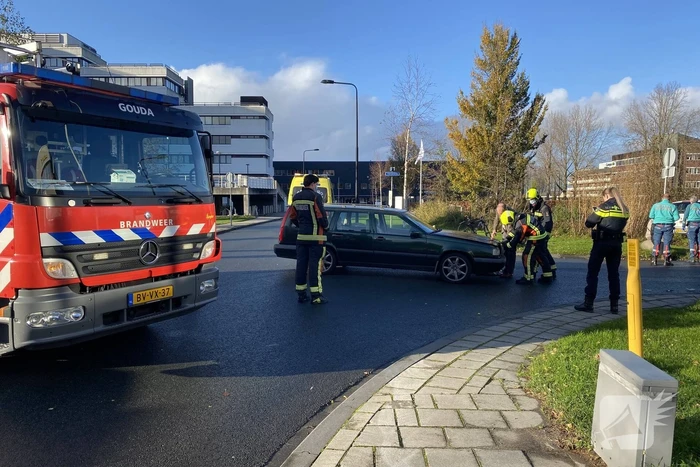 Auto belandt in bosschage na aanrijding