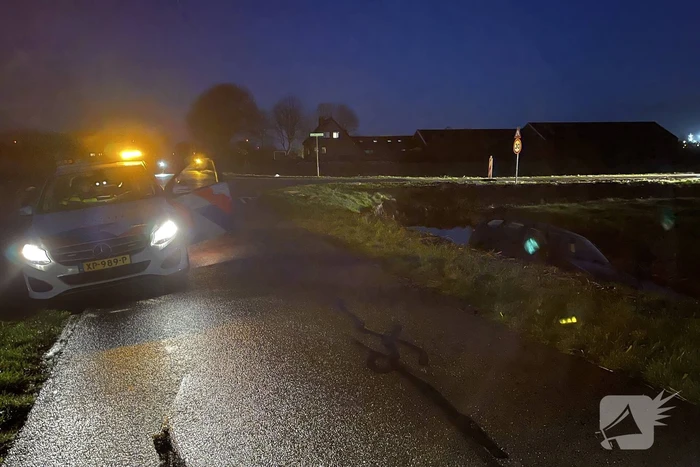 Auto belandt in sloot