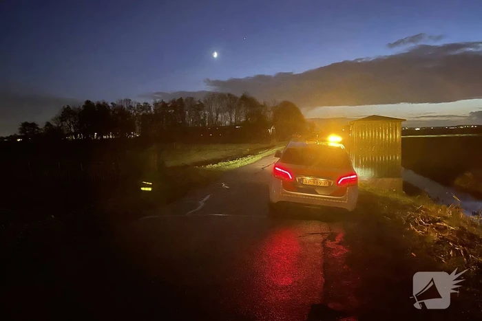 Auto belandt in sloot