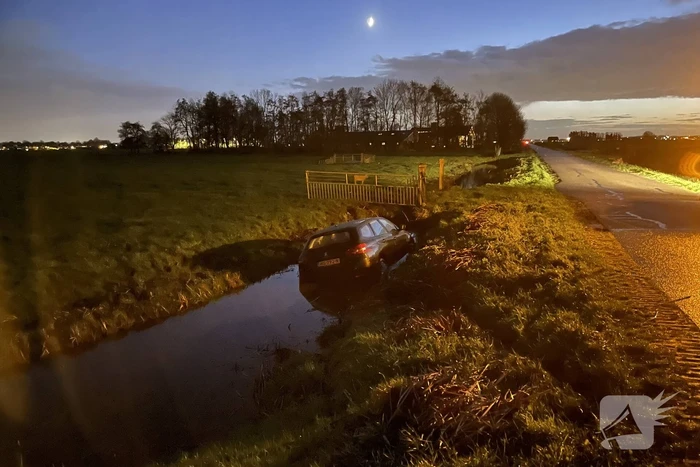 Auto belandt in sloot