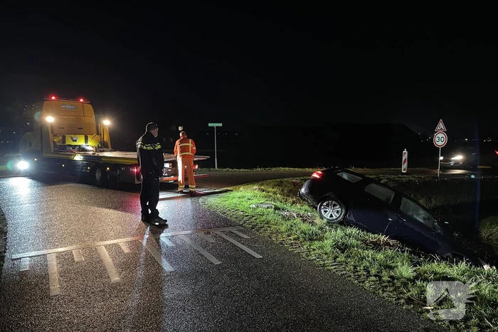 Auto belandt in sloot