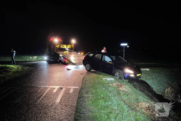 Auto belandt in sloot