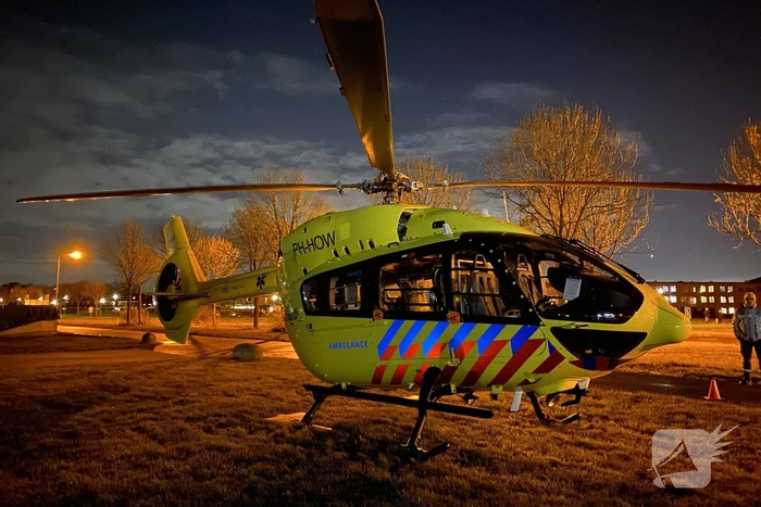Traumahelikopter landt voor overplaatsing coronapatient