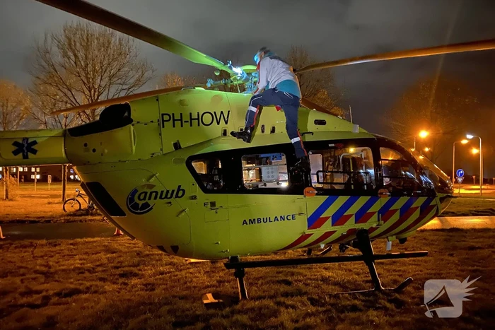 Traumahelikopter landt voor overplaatsing coronapatient