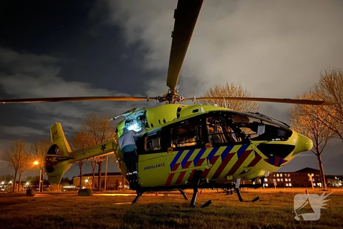 Traumahelikopter landt voor overplaatsing coronapatient