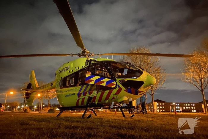 Traumahelikopter landt voor overplaatsing coronapatient