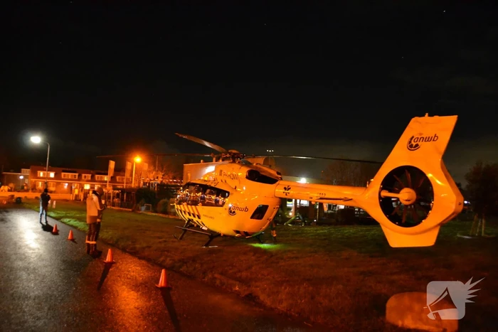 Traumahelikopter landt voor overplaatsing coronapatient
