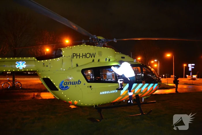 Traumahelikopter landt voor overplaatsing coronapatient