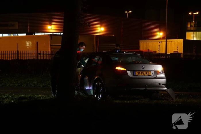 Automobilist verliest macht over het stuur en rijdt tegen lantarenpaal