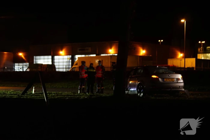 Automobilist verliest macht over het stuur en rijdt tegen lantarenpaal