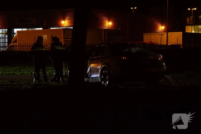 Automobilist verliest macht over het stuur en rijdt tegen lantarenpaal