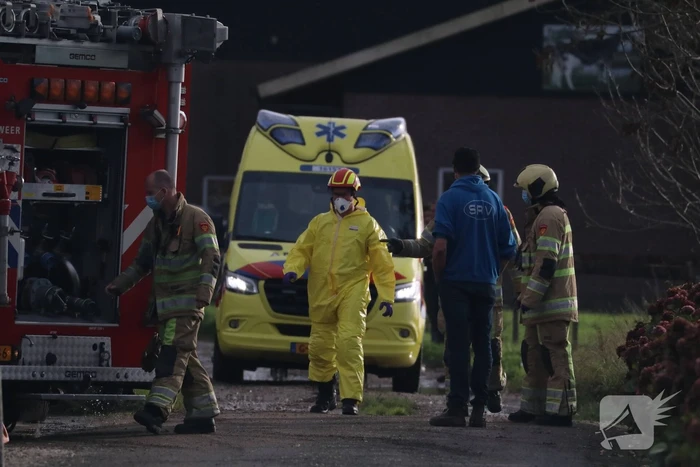 Persoon belandt onder vrachtwagen