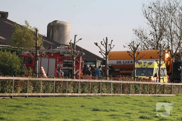 Persoon belandt onder vrachtwagen