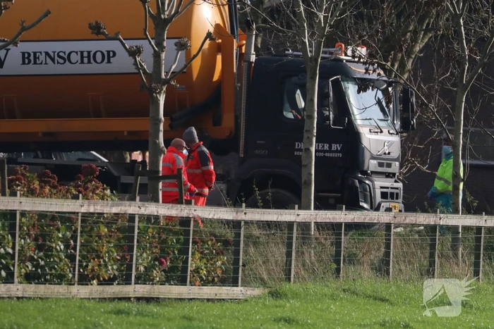 Persoon belandt onder vrachtwagen