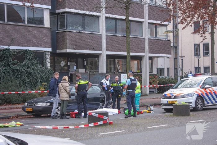 Persoon overleden in auto aangetroffen