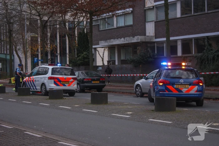 Persoon overleden in auto aangetroffen