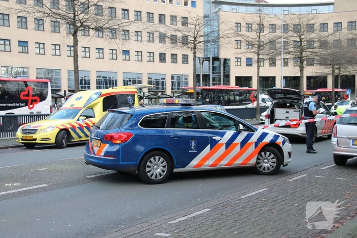 Persoon overleden in auto aangetroffen