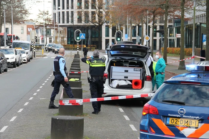 Persoon overleden in auto aangetroffen