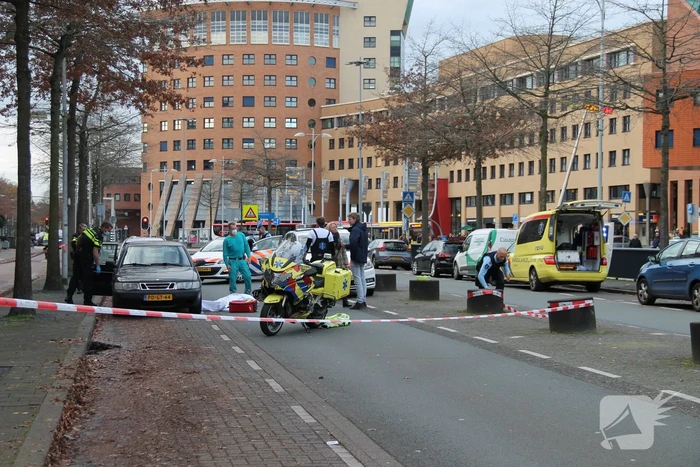 Persoon overleden in auto aangetroffen