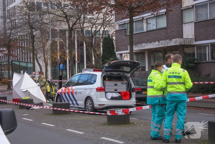 Persoon overleden in auto aangetroffen