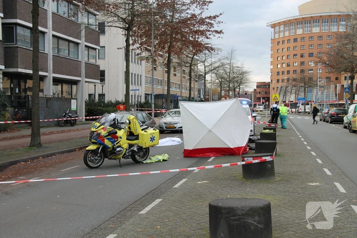 Persoon overleden in auto aangetroffen