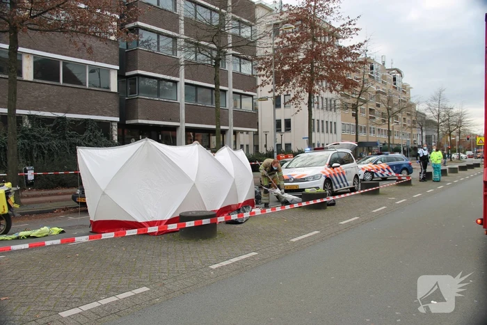 Persoon overleden in auto aangetroffen