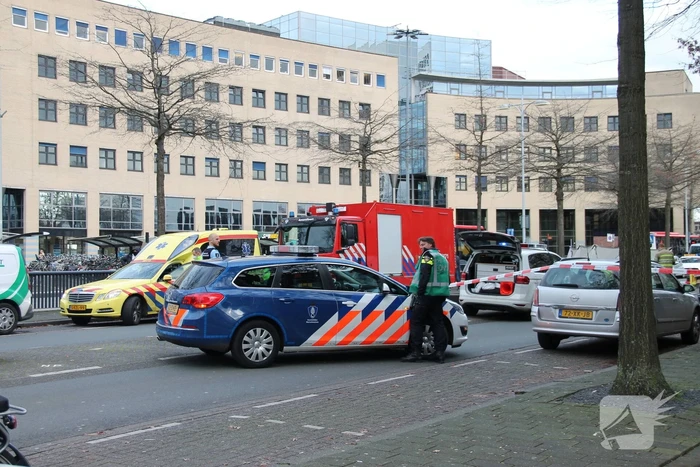 Persoon overleden in auto aangetroffen