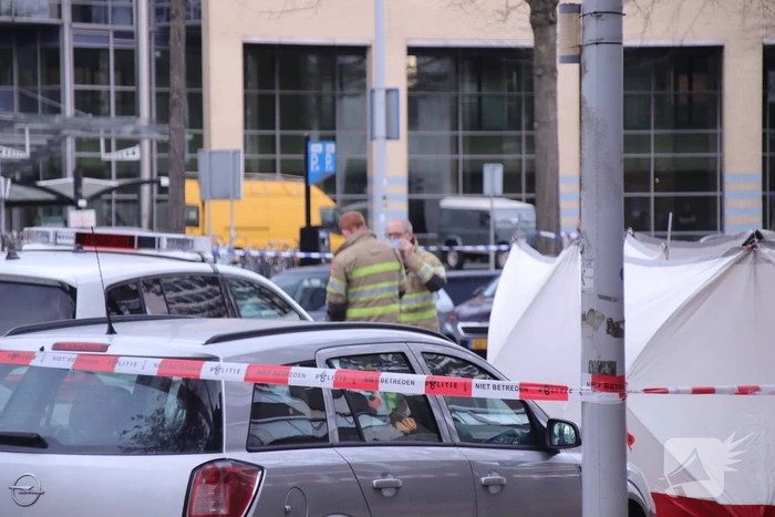 Persoon overleden in auto aangetroffen