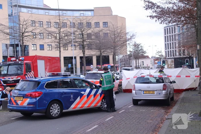 Persoon overleden in auto aangetroffen