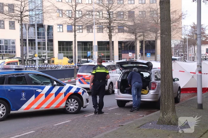 Persoon overleden in auto aangetroffen
