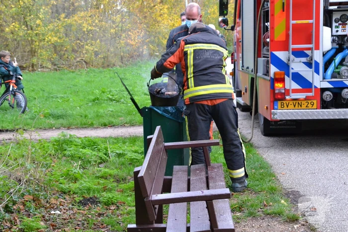 Prullenbak in Gouwebos vat vlam