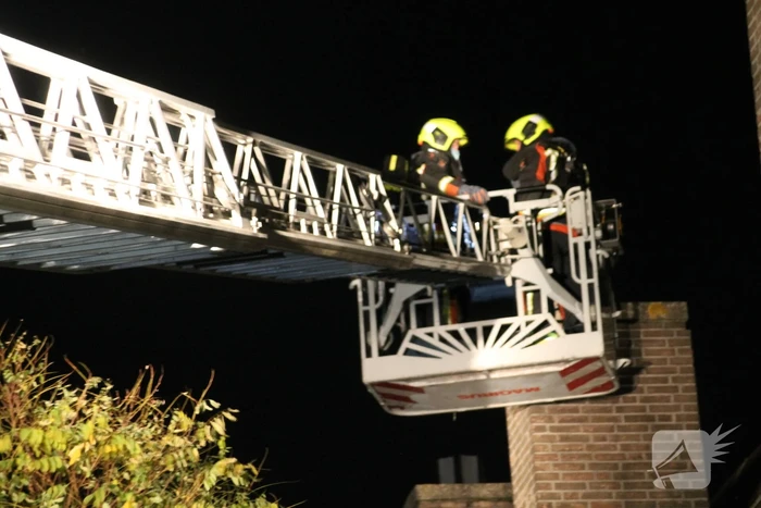 Brand in schoorsteen van woning