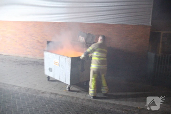 Brandweer blust brand in container