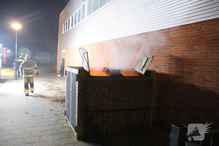 Brandweer blust brand in container