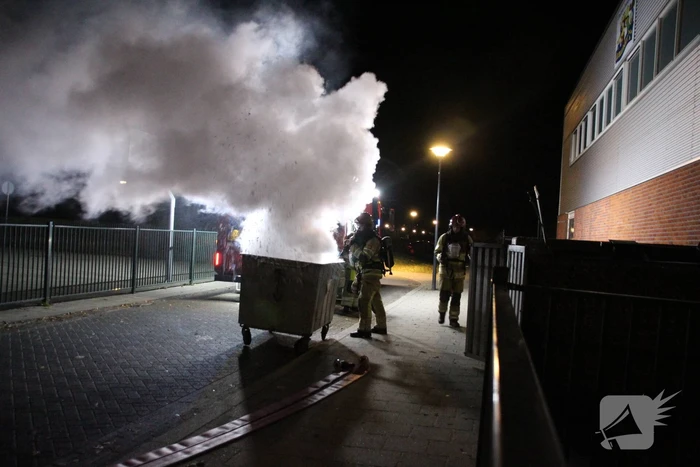 Brandweer blust brand in container