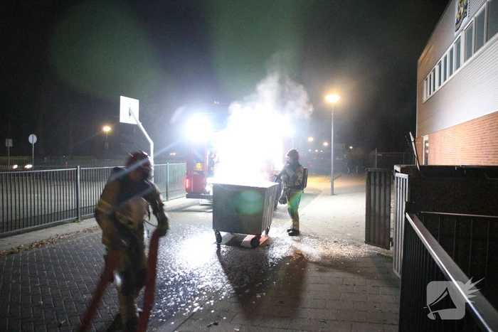 Brandweer blust brand in container