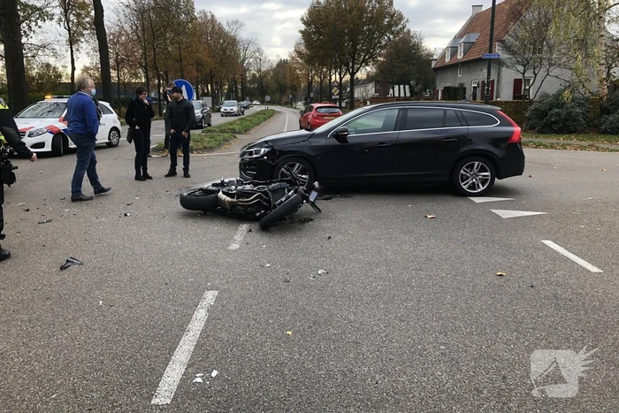 Motorrijder gewond bij aanrijding met auto