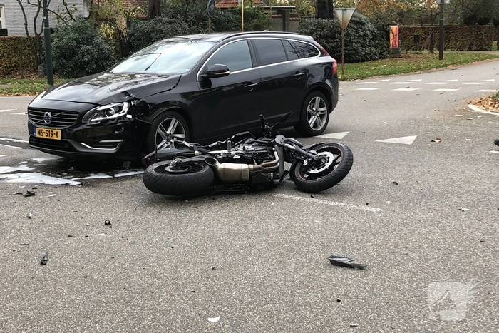 Motorrijder gewond bij aanrijding met auto