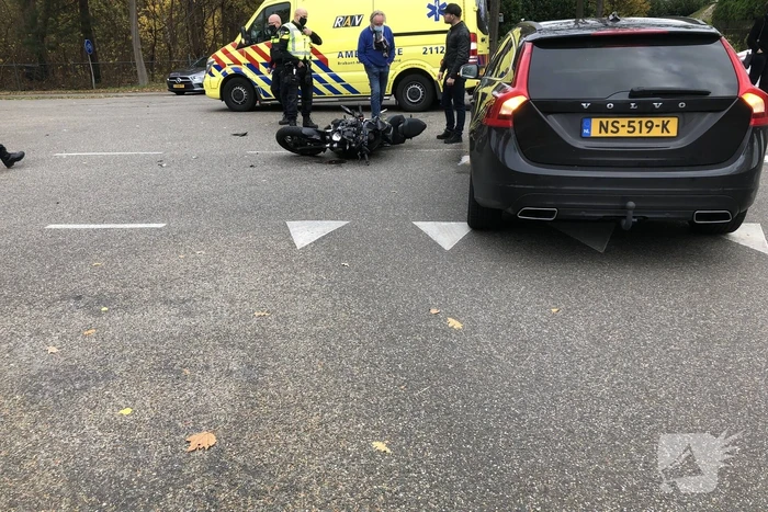 Motorrijder gewond bij aanrijding met auto
