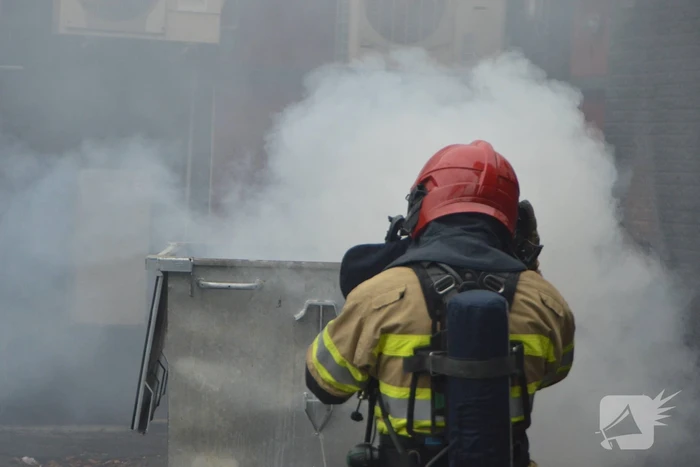 Veel rook door brand in container