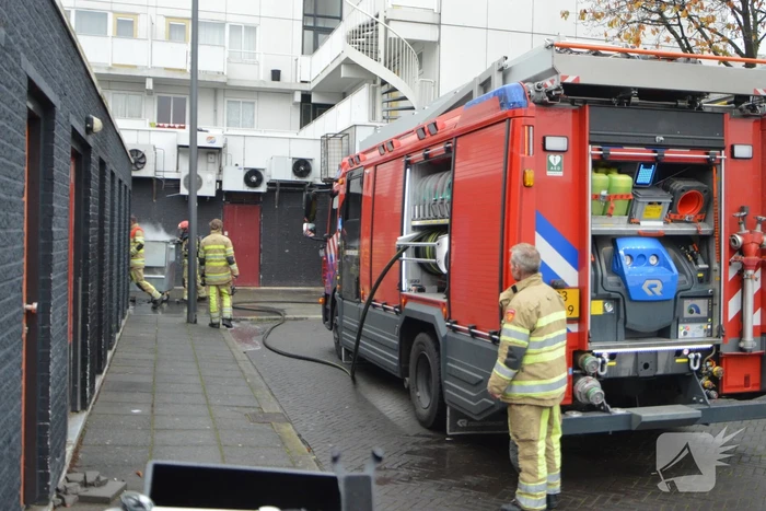 Veel rook door brand in container